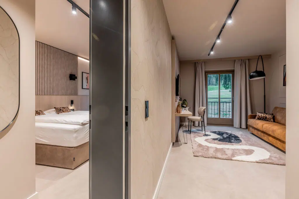 Flur mit Rundspiegel und Durchblick zu Schlafbereich und Wohnzimmer, Aldiana Club Ampflwang