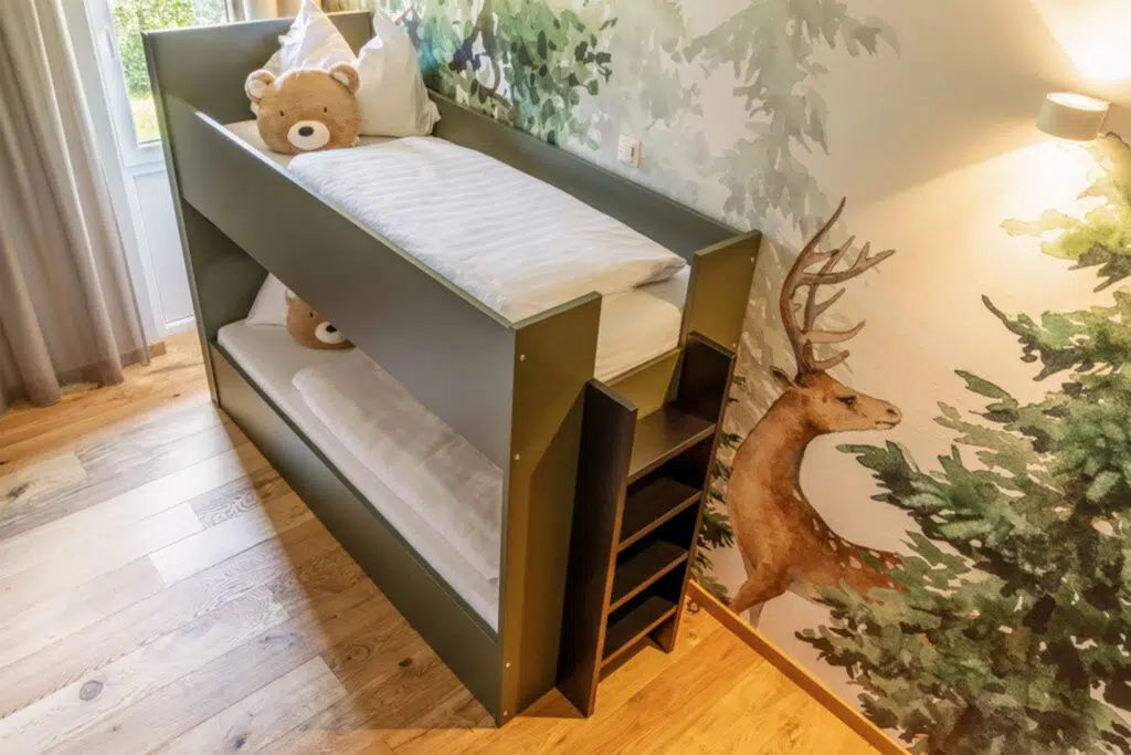 Kinderzimmer mit olivgrünem Etagenbett, Teddybären und Waldtapete mit Hirschmotiv, Aldiana Club Salzkammergut
