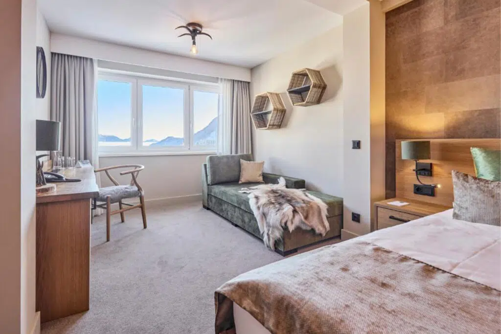 Zimmer mit grüner Récamiere, Wabenregalen und Bergblick aus dem Fenster, Aldiana Club Schlanitzen Alm