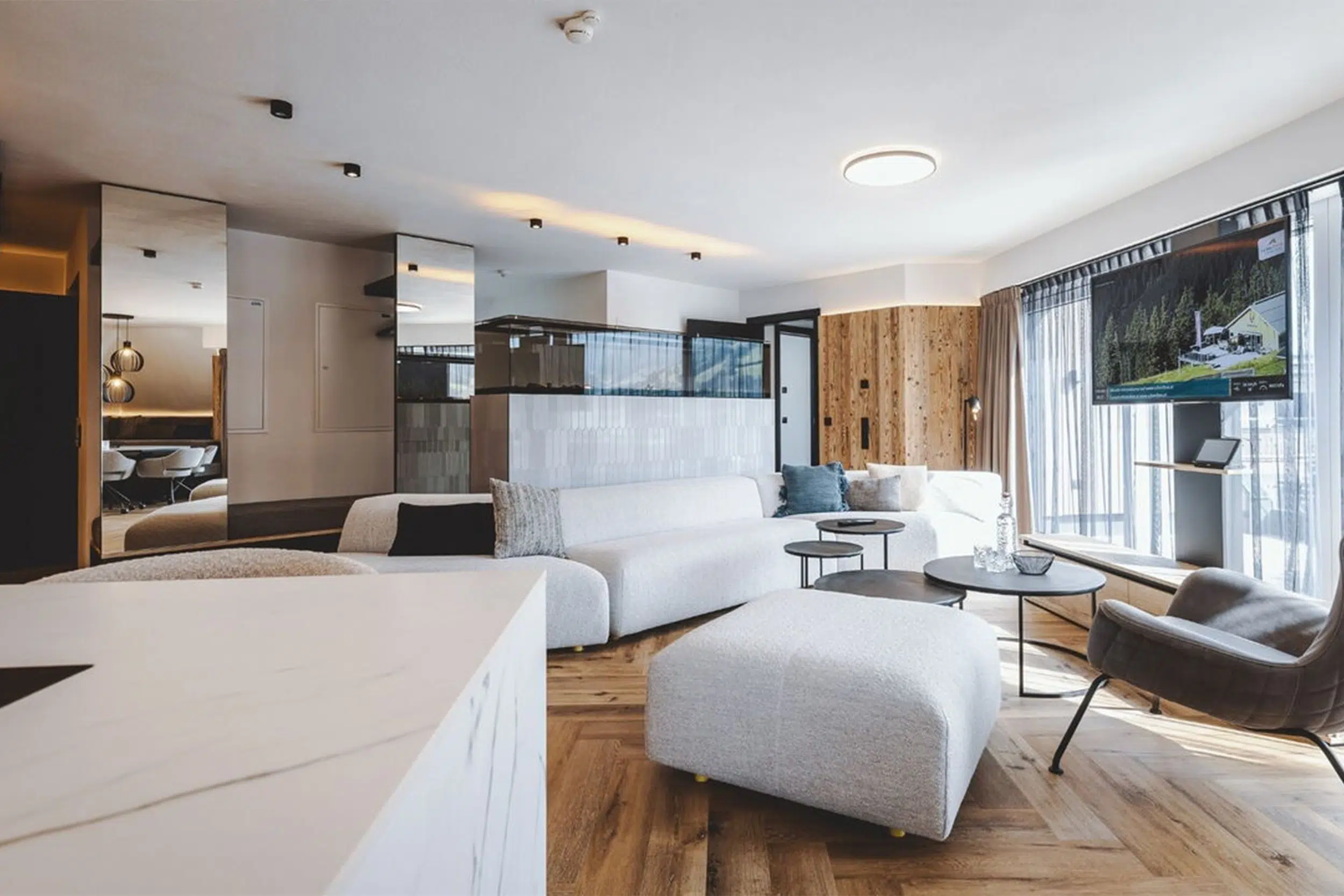 Apartment mit weißem Bouclé-Sofa, Fischgrätparkett und Marmorküchenblock, The Gast House