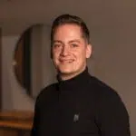 Ansprechpartner von Interiora im schwarzen Rollkragenpullover
